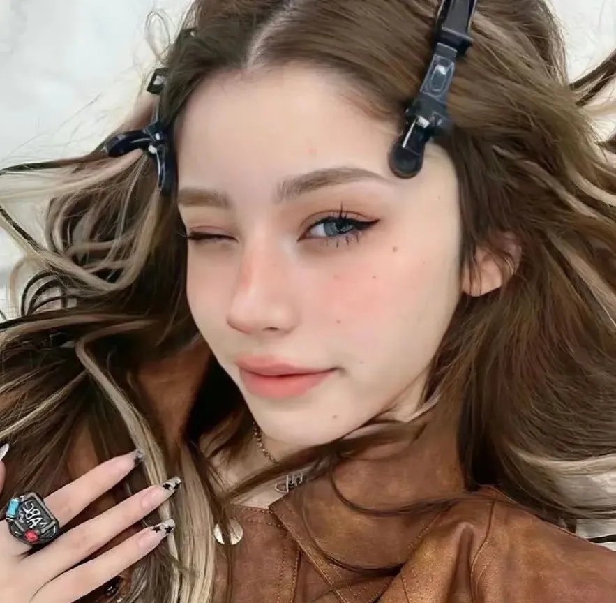 戴流苏耳环的少女